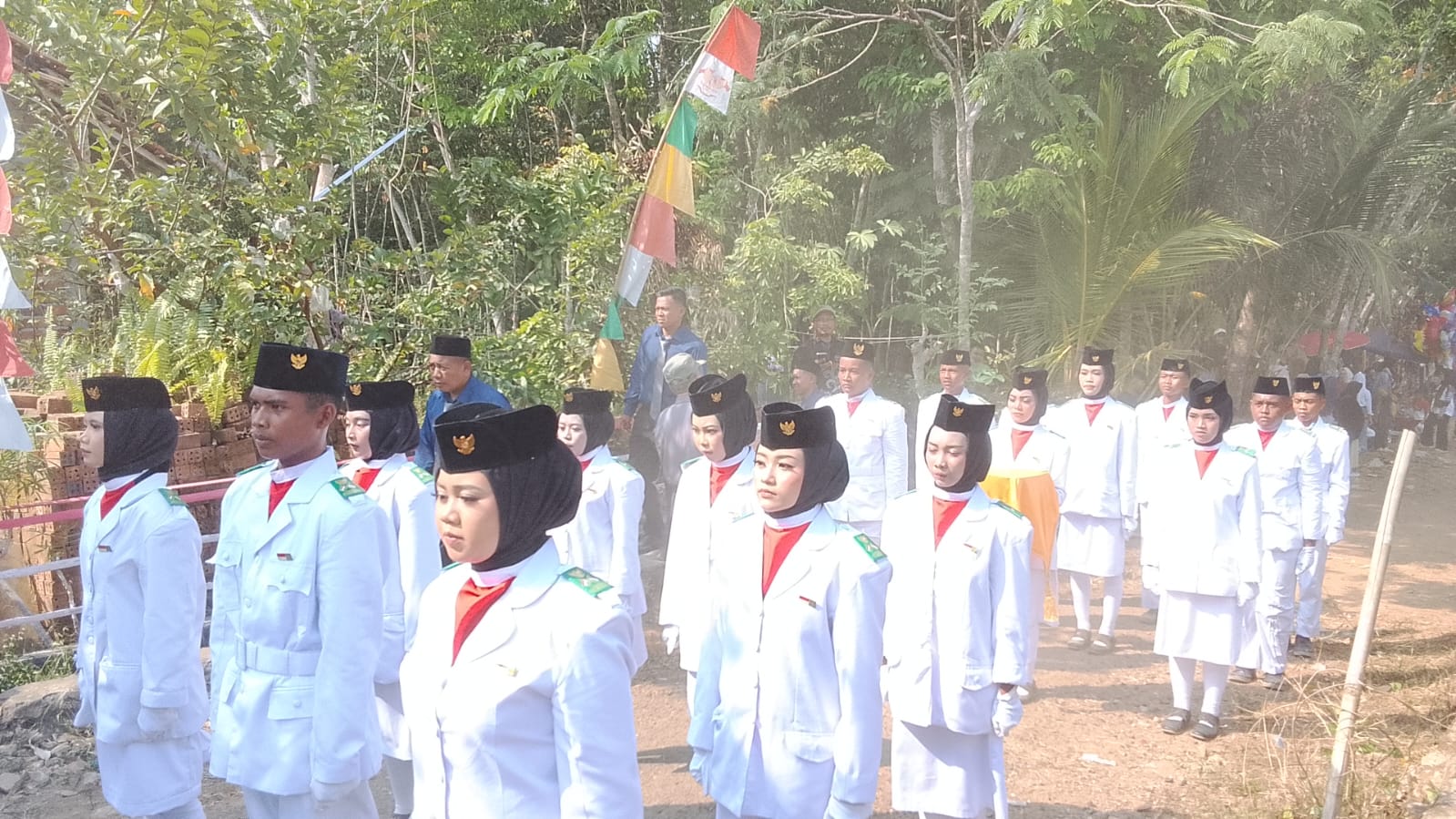 Peringatan 17 Agustus: Dari Pengukuhan Hingga Pengibaran, Pasukan Bharata Yudha SMK Al-Haidar Batumarta Tampil Memukau